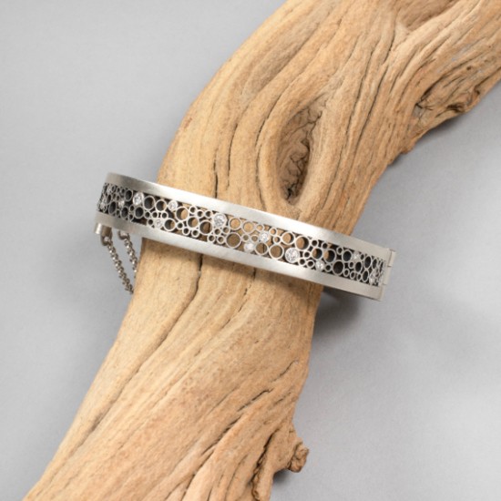 Belle Brooke - Luz Rounded Square Hinge Bracelet